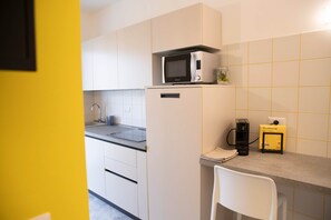 Réfrigérateur, micro-ondes, plaque de cuisson, lave-vaisselle