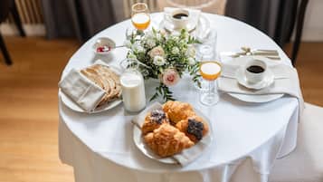 Desayuno continental (EUR 20 por persona)