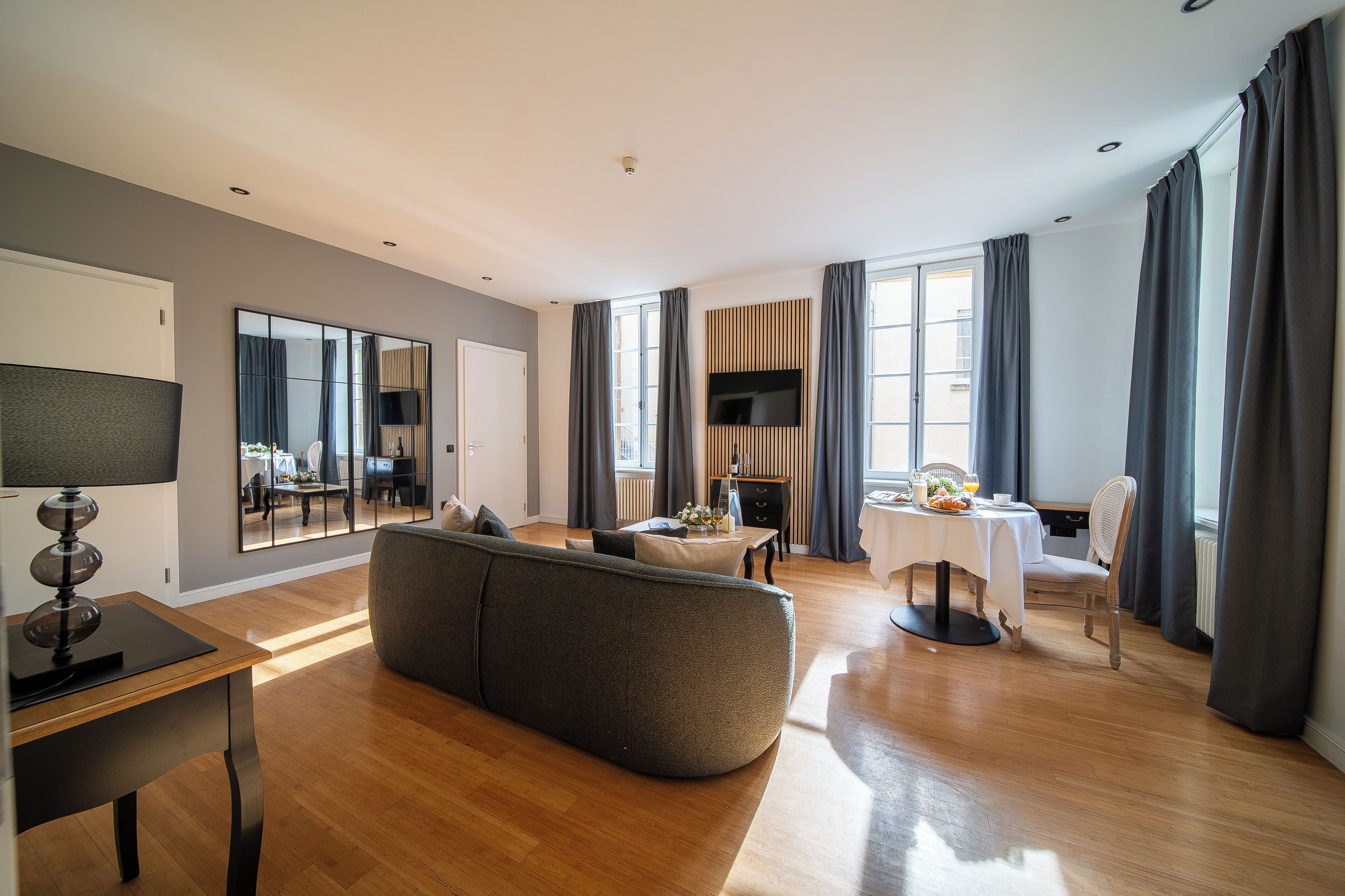 Junior Suite | Living area | 32-inch flat-screen TV with satellite channels