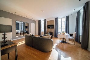 Junior Suite | Living area | 32-inch flat-screen TV with satellite channels - Hôtel château Schengen (Schengen)