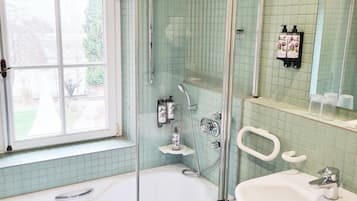 Un baño con bañera, lavamanos y ventana.