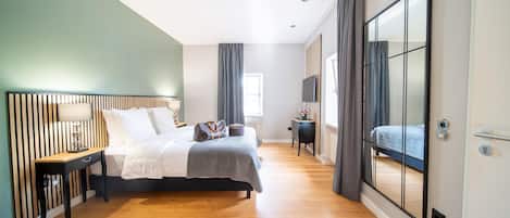 Suite | 1 bedroom, desk, laptop workspace, blackout drapes