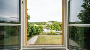 Habitación estándar, vista al jardín | Ropa de cama de alta calidad, cortinas blackout, insonorización y cunas