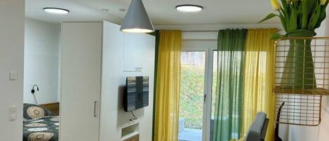 Family Studio Suite, Balcony, Courtyard View | Hypo-allergenic bedding, individually decorated, individually furnished