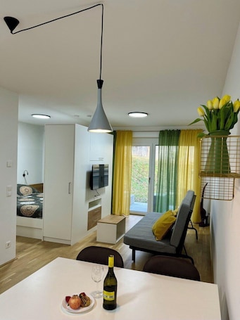 Family Studio Suite, Balcony, Courtyard View | Hypo-allergenic bedding, individually decorated, individually furnished