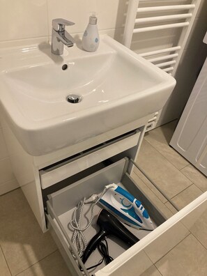 Suite studio familiale, balcon, vue sur la cour intérieure | Salle de bain | Douche, séchoir à cheveux, plancher chauffant (salle de bain)