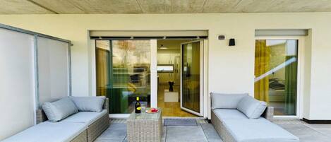 Family Studio Suite, Balcony, Courtyard View | Terrace/patio