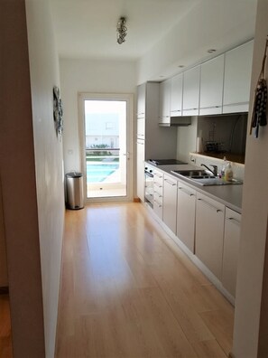 Kjøleskap, ovn, oppvaskmaskin og kaffetrakter/tekoker