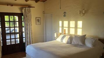 5 bedrooms, WiFi, bed sheets