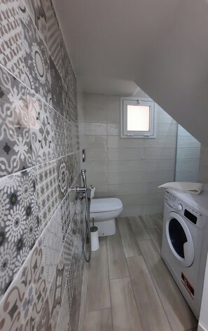 Hårføner, håndklær, såpe og toalettpapir