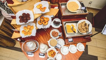 بوفيه فطور مجانًا يوميًا