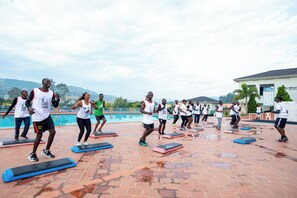 Piscine extérieure, parasols de plage