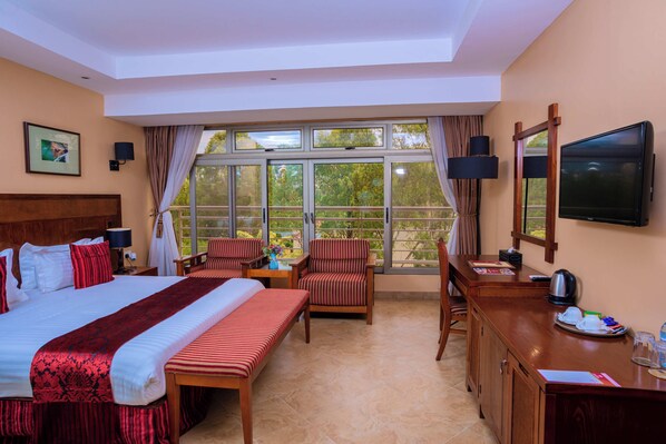 Habitación doble Deluxe, vista al jardín | Caja de seguridad en la habitación y decoración personalizada 