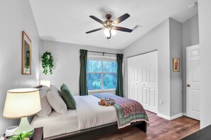 2 soverom, skrivebord, strykejern/-brett og wi-fi