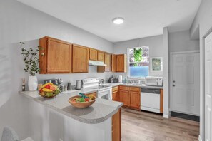 Jääkaappi, uuni, liesi, astianpesukone