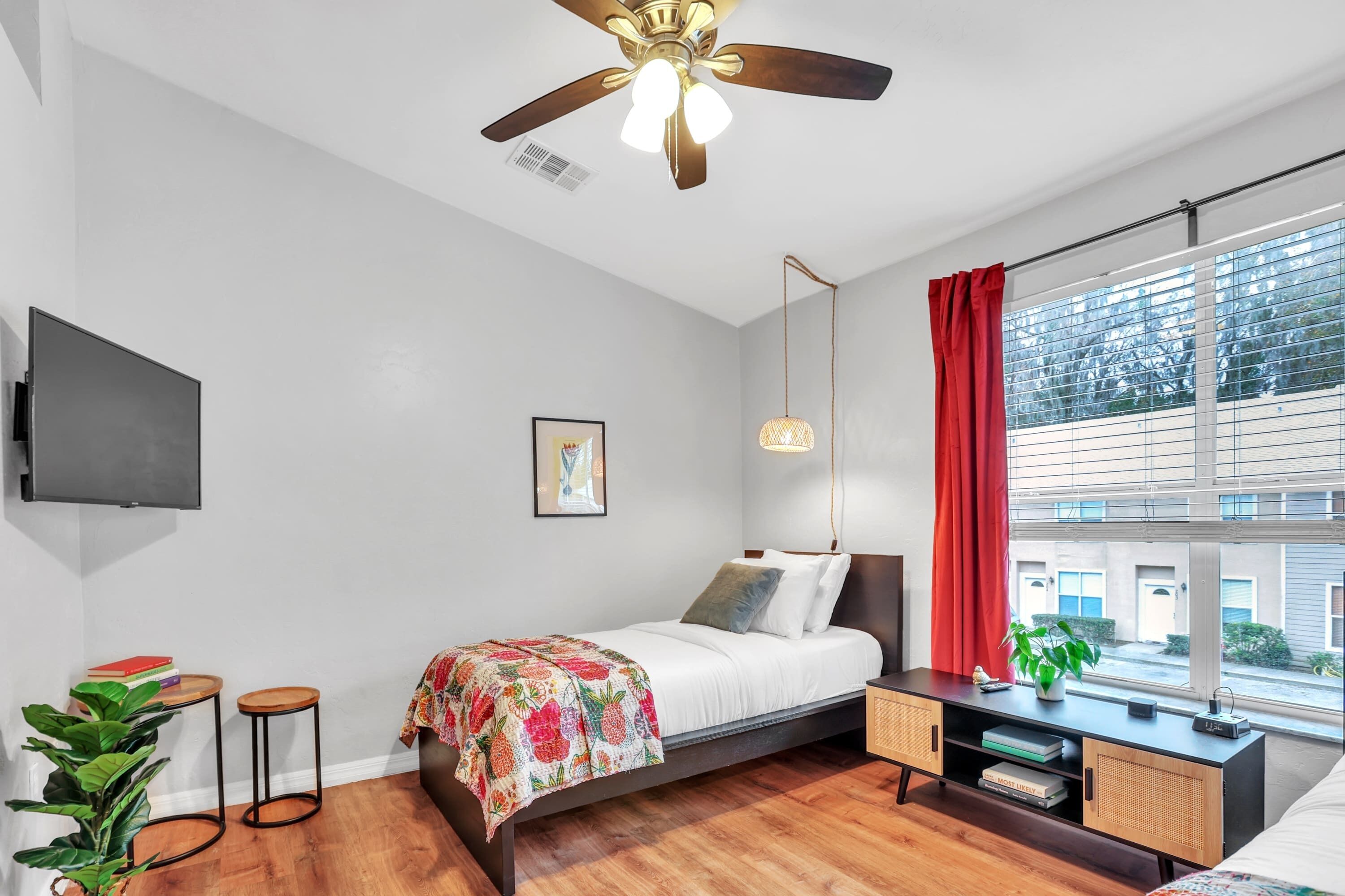 2 bedrooms, desk, iron/ironing board, WiFi