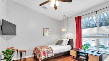 2 bedrooms, desk, iron/ironing board, WiFi