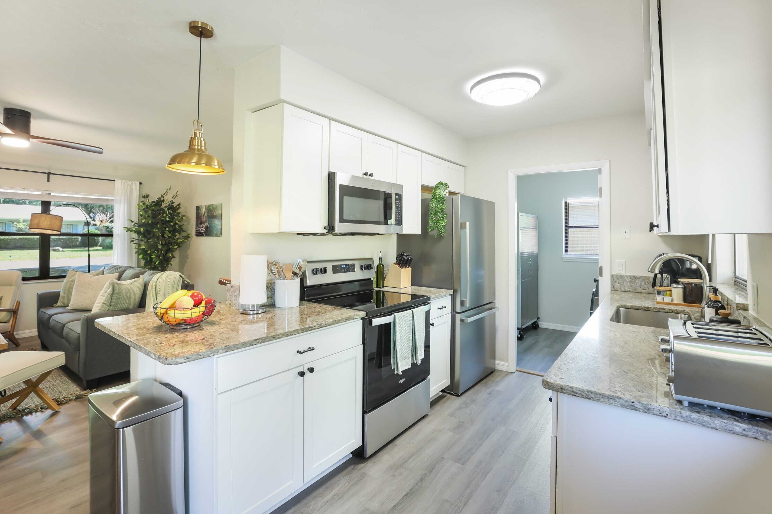 Frigorífico, microondas, horno y placa de cocina