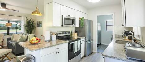 Køleskab, mikrobølgeovn, ovn, kogeplade