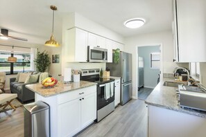 Réfrigérateur, micro-ondes, four, plaque de cuisson