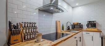 Rhythm at The Key | 1mi to UF & DT • Full Kitchen