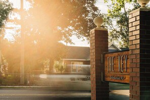 A brick entrance with a sign reading "THE KEY Gainesville, FL". - Rhythm at The Key | 1mi to UF & DT • Full Kitchen (Gainesville)
