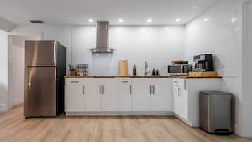KĂŒhlschrank, Mikrowelle, Ofen, Herdplatte
