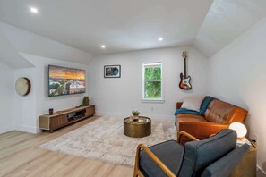 Televisión y oficina 