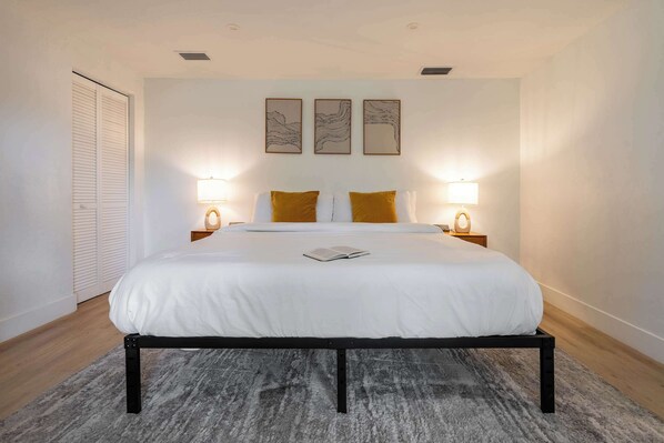 1 habitación, escritorio, tabla de planchar con plancha y wifi 