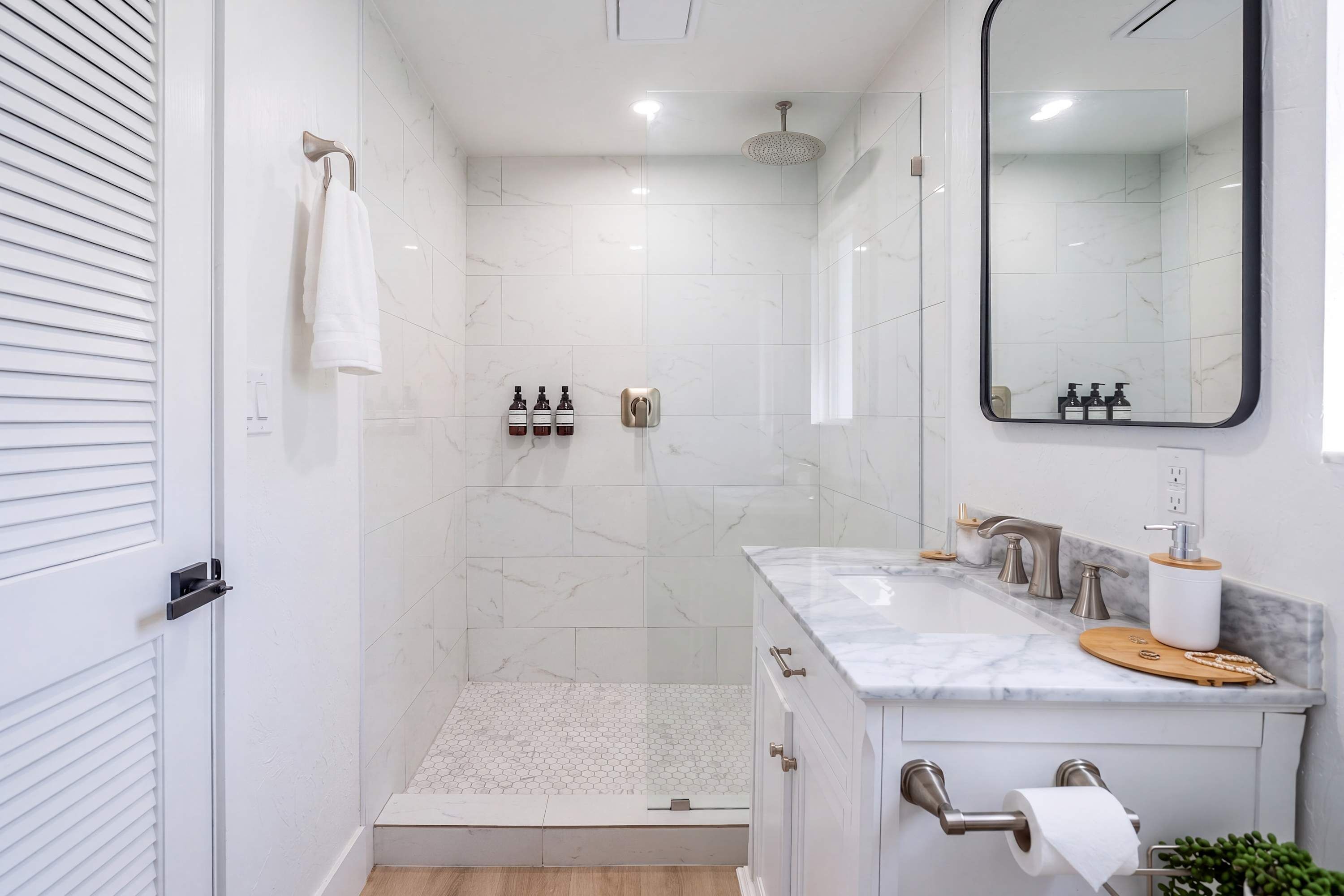 Shower, hair dryer, towels, shampoo