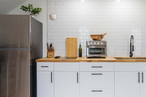 Fridge, microwave, oven, stovetop - The Key Reno'd Historic Studio! 1 Mile to UF & DT (Gainesville)