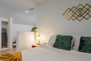 Desk, iron/ironing board, WiFi, bed sheets