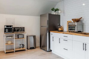 Køleskab, mikrobølgeovn, ovn, kogeplade