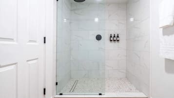 Ducha, secador de pelo, toallas, shampoo