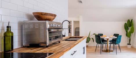 Frigorífico, microondas, horno y placa de cocina