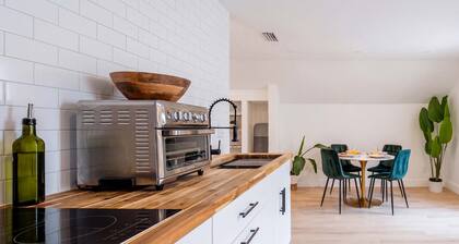 Studio at The Key | 1mi to UF & DT • Full Kitchen