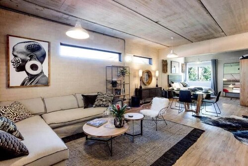 Executive Studio + Free Parking + Street Art Murals near Woodstock Craft Markets