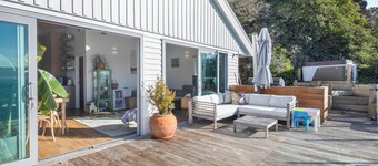 Seatoun View - 4 bed, 2 bath with spa overlooking Seatoun and Wellington Harbour