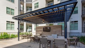 Outdoor dining - Landing | Modern 1BD in Montopolis (Austin)
