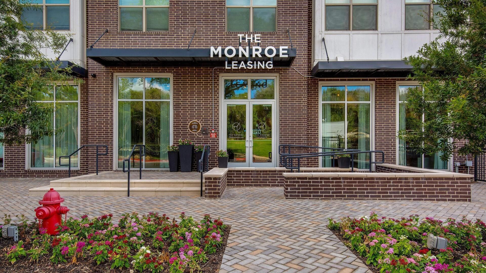 Un edificio in mattoni con un'insegna che riporta la scritta "The Monroe Leasing".