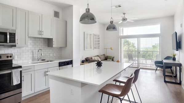 Kühlschrank, Esstisch