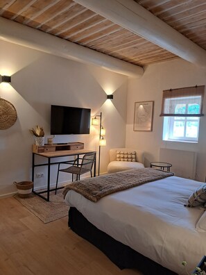 Traditional Room, Pool View | Desk, free WiFi, bed sheets - LE COTTAGE DE SOPHIE (Valernes)