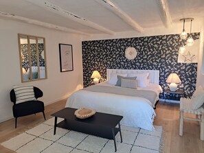 Rom – deluxe, bassengutsikt | Skrivebord, wi-fi (inkludert) og sengetøy