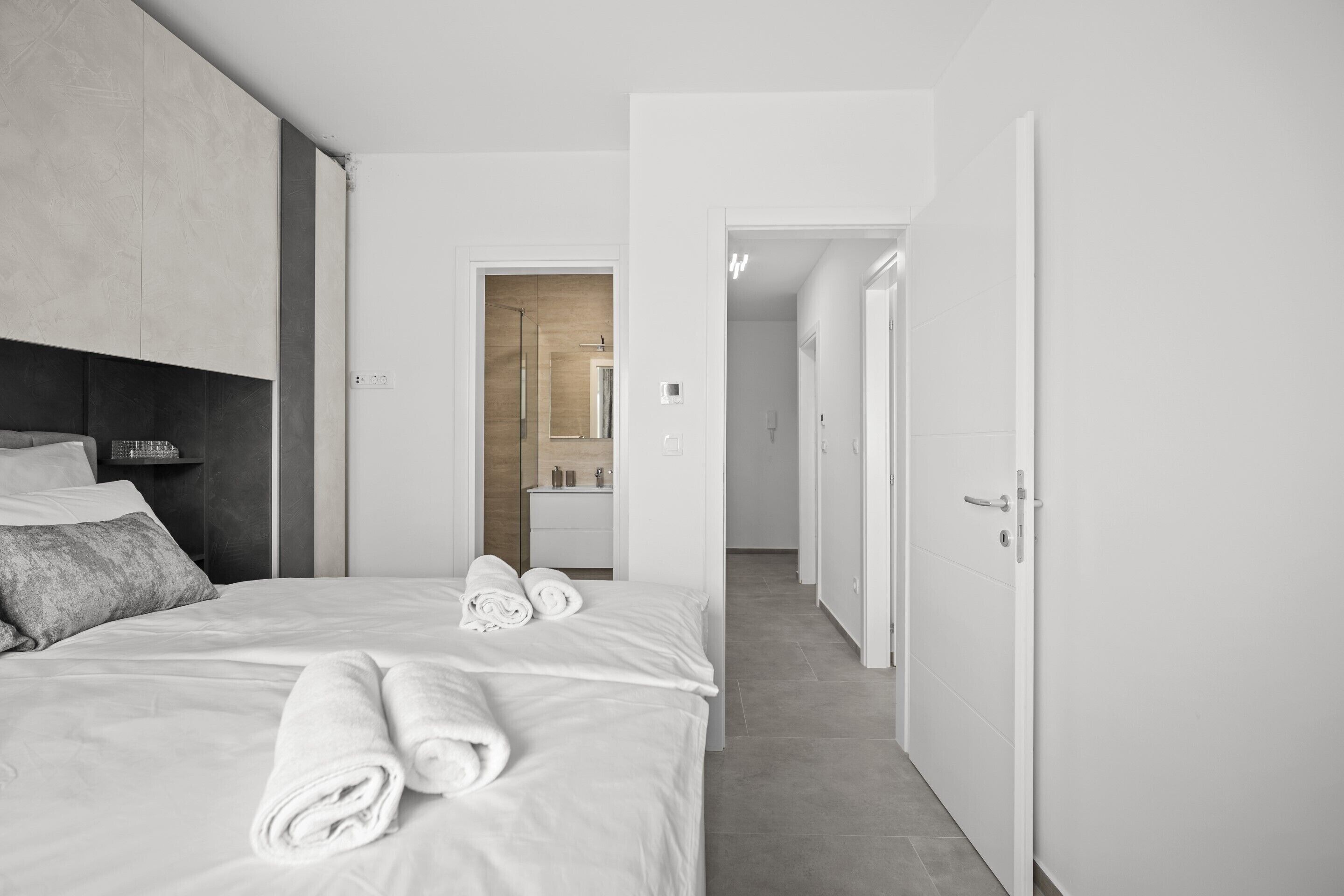 2 Schlafzimmer, Schreibtisch, Verdunkelungsvorhänge