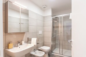 Hair dryer, bidet, towels, soap - Charming New Apartment in San Siro (Milano)