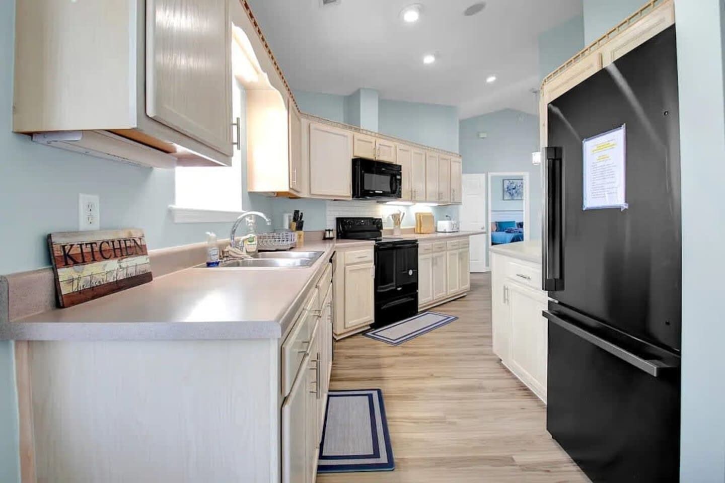 Køleskab, mikrobølgeovn, ovn, kogeplade