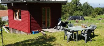 Petit Chalet Pentagonal Entre Prés et Forêt