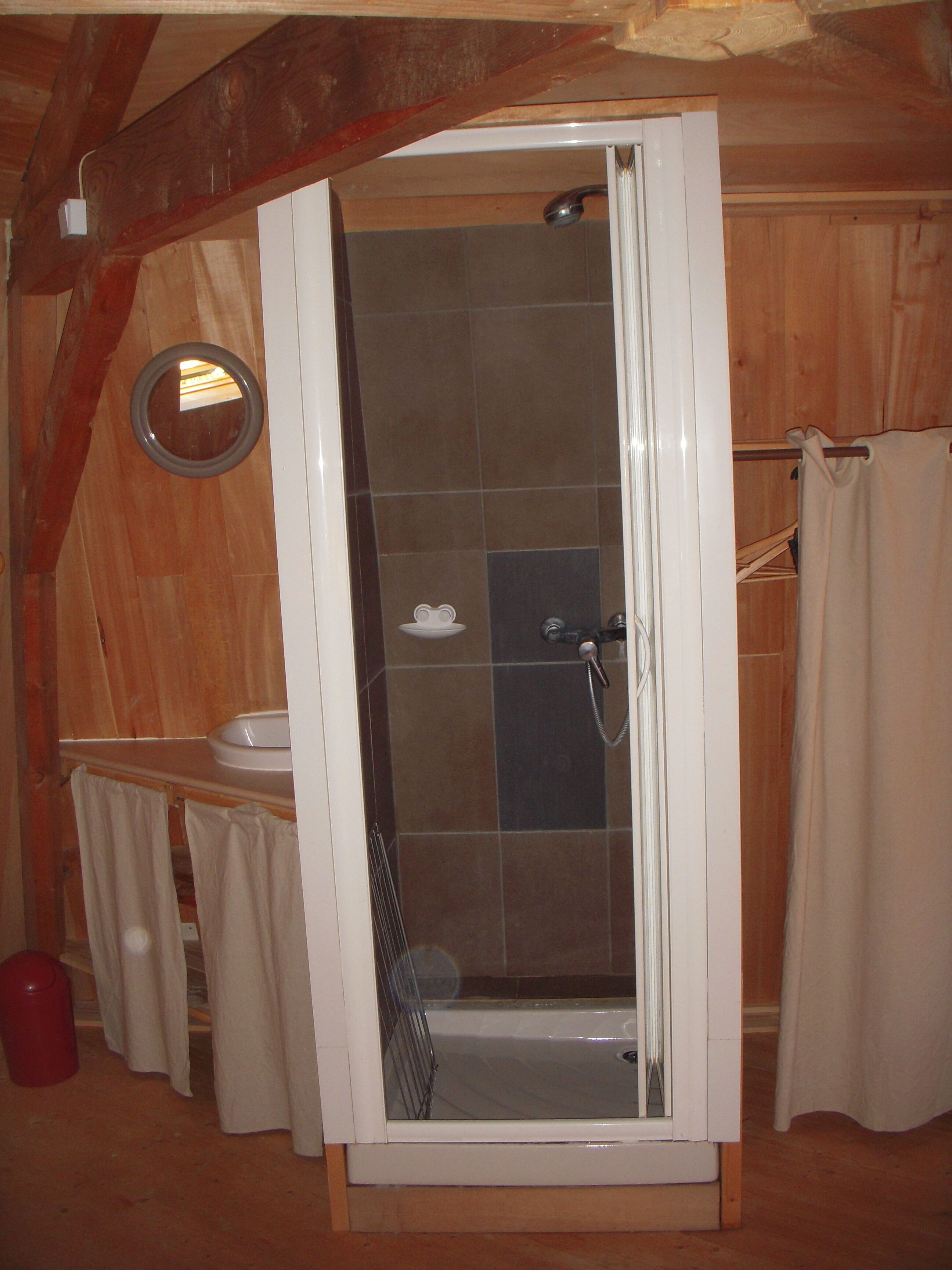 Een douche, een haardroger, handdoeken, zeep
