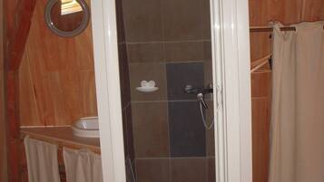 Een douche, een haardroger, handdoeken, zeep