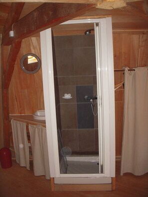 Dusj, hårføner, håndklær og såpe